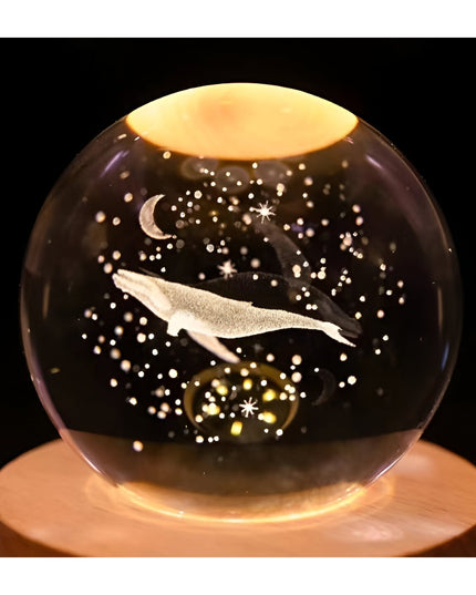 Lampa LED Decorativa, cu Bila de Cristal cu Diametru , Model Balena 3D, Alimentare USB, Suport din Lemn, Lumina