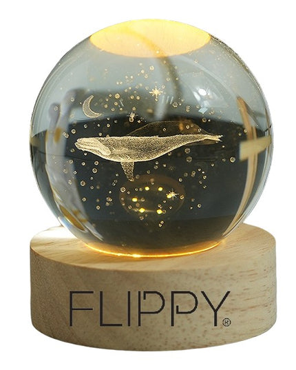 Lampa LED Decorativa, cu Bila de Cristal cu Diametru , Model Balena 3D, Alimentare USB, Suport din Lemn, Lumina