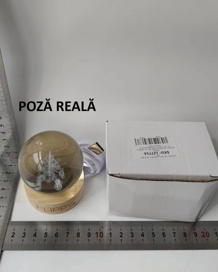 Lampa LED Decorativa, cu Bila de Cristal cu Diametru , Model Brad de Craciun 3D, Alimentare USB, Suport din Lemn, Lumina