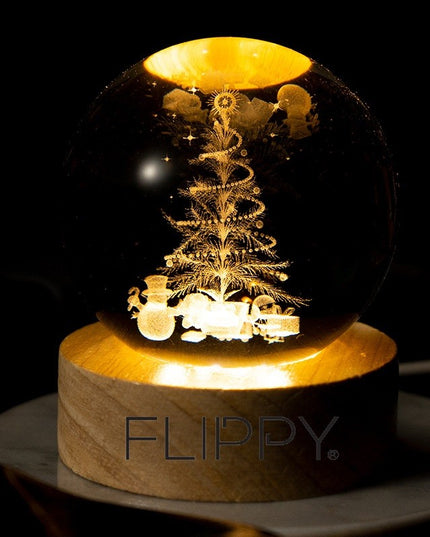 Lampa LED Decorativa, cu Bila de Cristal cu Diametru , Model Brad de Craciun 3D, Alimentare USB, Suport din Lemn, Lumina
