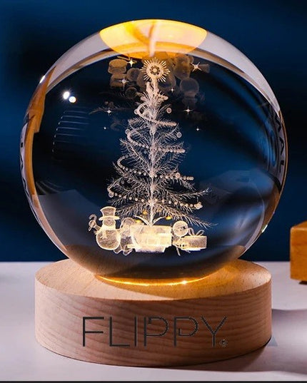 Lampa LED Decorativa, cu Bila de Cristal cu Diametru , Model Brad de Craciun 3D, Alimentare USB, Suport din Lemn, Lumina