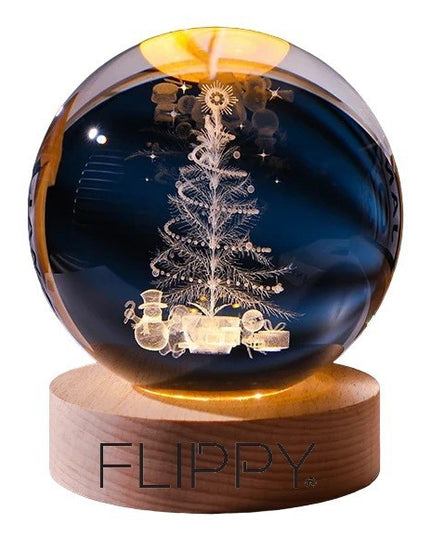 Lampa LED Decorativa, cu Bila de Cristal cu Diametru , Model Brad de Craciun 3D, Alimentare USB, Suport din Lemn, Lumina