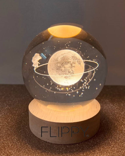 Lampa LED Decorativa, cu Bila de Cristal cu Diametru , Model Cer Instelat 3D, Alimentare USB, Suport din Lemn, Lumina