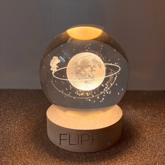 Lampa LED Decorativa, cu Bila de Cristal cu Diametru , Model Cer Instelat 3D, Alimentare USB, Suport din Lemn, Lumina