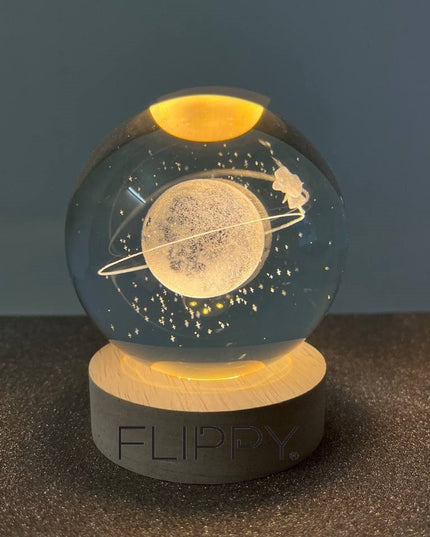 Lampa LED Decorativa, cu Bila de Cristal cu Diametru , Model Cer Instelat 3D, Alimentare USB, Suport din Lemn, Lumina