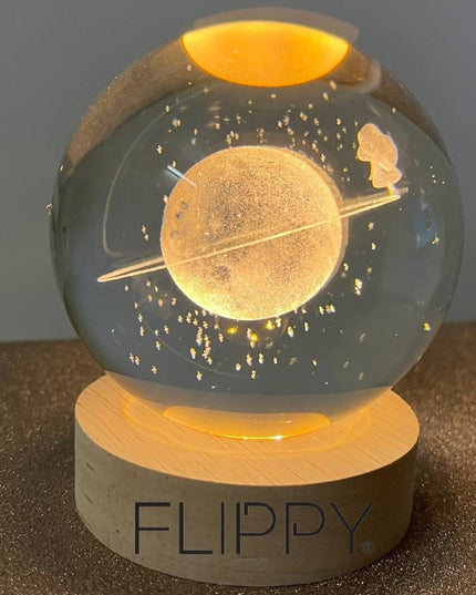 Lampa LED Decorativa, cu Bila de Cristal cu Diametru , Model Cer Instelat 3D, Alimentare USB, Suport din Lemn, Lumina