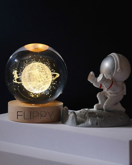 Lampa LED Decorativa, cu Bila de Cristal cu Diametru , Model Cer Instelat 3D, Alimentare USB, Suport din Lemn, Lumina