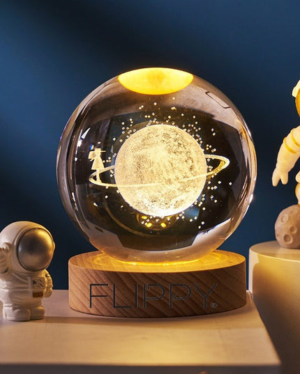 Lampa LED Decorativa, cu Bila de Cristal cu Diametru , Model Cer Instelat 3D, Alimentare USB, Suport din Lemn, Lumina