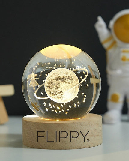 Lampa LED Decorativa, cu Bila de Cristal cu Diametru , Model Cer Instelat 3D, Alimentare USB, Suport din Lemn, Lumina