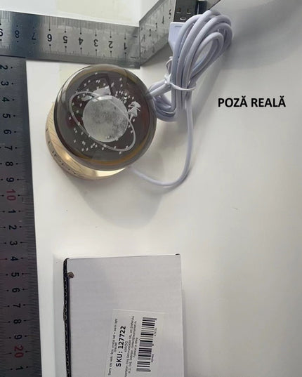 Lampa LED Decorativa, cu Bila de Cristal cu Diametru , Model Cer Instelat 3D, Alimentare USB, Suport din Lemn, Lumina