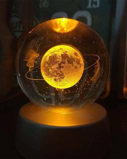 Lampa LED Decorativa, cu Bila de Cristal cu Diametru , Model Cer Instelat 3D, Alimentare USB, Suport din Lemn, Lumina