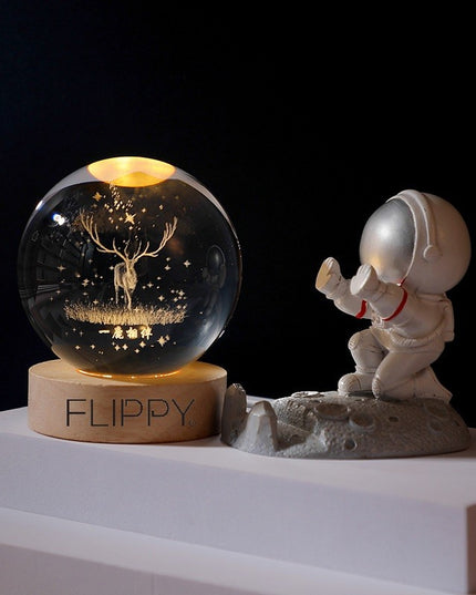 Lampa LED Decorativa, cu Bila de Cristal cu Diametru , Model Cerb 3D, Alimentare USB, Suport din Lemn, Lumina