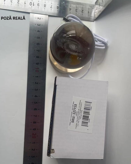 Lampa LED Decorativa, cu Bila de Cristal cu Diametru , Model Galaxie 3D, Alimentare USB, Suport din Lemn, Lumina