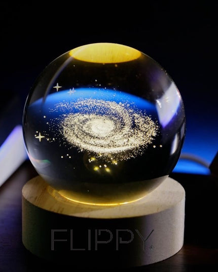 Lampa LED Decorativa, cu Bila de Cristal cu Diametru , Model Galaxie 3D, Alimentare USB, Suport din Lemn, Lumina