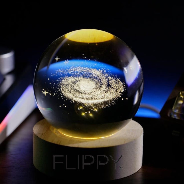 Lampa LED Decorativa, cu Bila de Cristal cu Diametru , Model Galaxie 3D, Alimentare USB, Suport din Lemn, Lumina