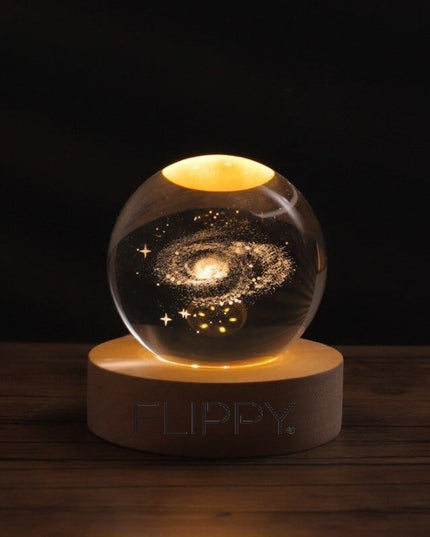 Lampa LED Decorativa, cu Bila de Cristal cu Diametru , Model Galaxie 3D, Alimentare USB, Suport din Lemn, Lumina