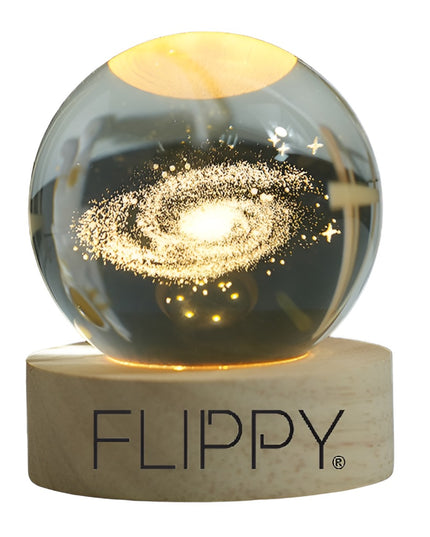 Lampa LED Decorativa, cu Bila de Cristal cu Diametru , Model Galaxie 3D, Alimentare USB, Suport din Lemn, Lumina