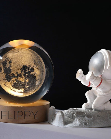 Lampa LED Decorativa, cu Bila de Cristal cu Diametru , Model Luna 3D, Alimentare USB, Suport din Lemn, Lumina