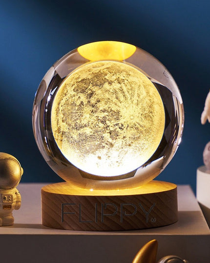 Lampa LED Decorativa, cu Bila de Cristal cu Diametru , Model Luna 3D, Alimentare USB, Suport din Lemn, Lumina