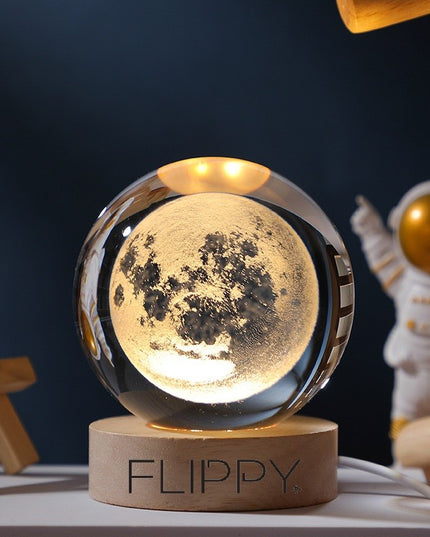 Lampa LED Decorativa, cu Bila de Cristal cu Diametru , Model Luna 3D, Alimentare USB, Suport din Lemn, Lumina