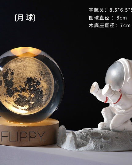Lampa LED Decorativa, cu Bila de Cristal cu Diametru , Model Luna 3D, Alimentare USB, Suport din Lemn, Lumina