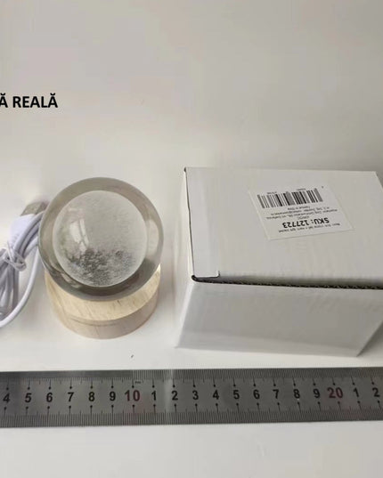Lampa LED Decorativa, cu Bila de Cristal cu Diametru , Model Luna 3D, Alimentare USB, Suport din Lemn, Lumina