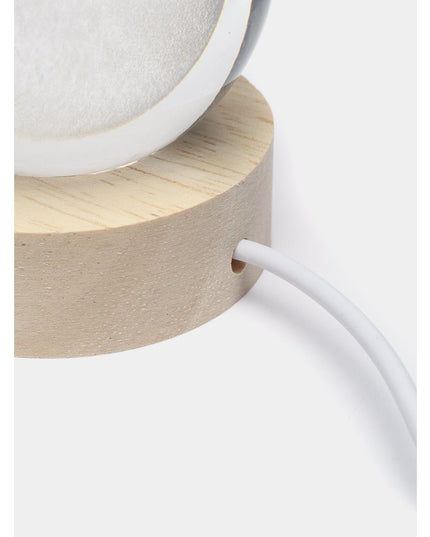 Lampa LED Decorativa, cu Bila de Cristal cu Diametru , Model Luna 3D, Alimentare USB, Suport din Lemn, Lumina