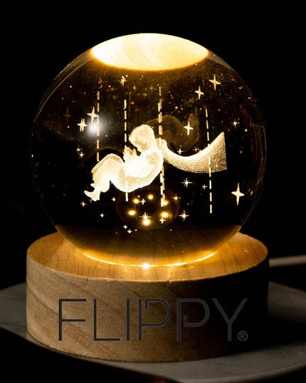 Lampa LED Decorativa, cu Bila de Cristal cu Diametru , Model Micul Print 3D, Alimentare USB, Suport din Lemn, Lumina