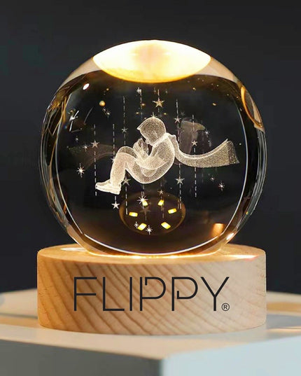 Lampa LED Decorativa, cu Bila de Cristal cu Diametru , Model Micul Print 3D, Alimentare USB, Suport din Lemn, Lumina