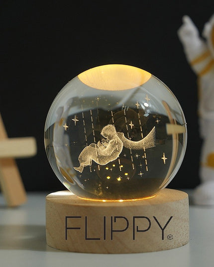 Lampa LED Decorativa, cu Bila de Cristal cu Diametru , Model Micul Print 3D, Alimentare USB, Suport din Lemn, Lumina