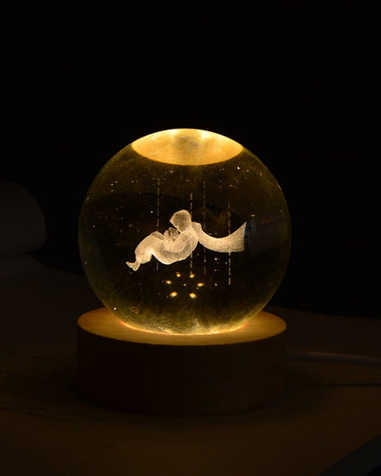 Lampa LED Decorativa, cu Bila de Cristal cu Diametru , Model Micul Print 3D, Alimentare USB, Suport din Lemn, Lumina