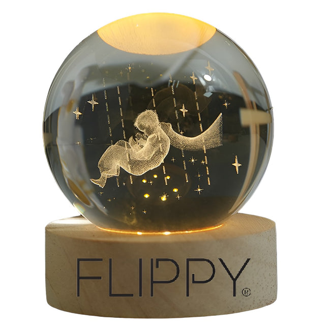 Lampa LED Decorativa, cu Bila de Cristal cu Diametru , Model Micul Print 3D, Alimentare USB, Suport din Lemn, Lumina