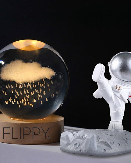 Lampa LED Decorativa, cu Bila de Cristal cu Diametru , Model Nor Ploios 3D, Alimentare USB, Suport din Lemn, Lumina