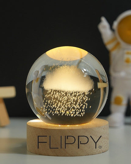 Lampa LED Decorativa, cu Bila de Cristal cu Diametru , Model Nor Ploios 3D, Alimentare USB, Suport din Lemn, Lumina