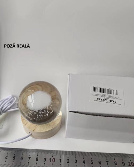 Lampa LED Decorativa, cu Bila de Cristal cu Diametru , Model Nor Ploios 3D, Alimentare USB, Suport din Lemn, Lumina