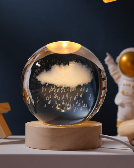 Lampa LED Decorativa, cu Bila de Cristal cu Diametru , Model Nor Ploios 3D, Alimentare USB, Suport din Lemn, Lumina