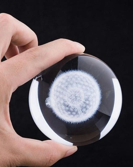 Lampa LED Decorativa, cu Bila de Cristal cu Diametru , Model Papadie 3D, Alimentare USB, Suport din Lemn, Lumina