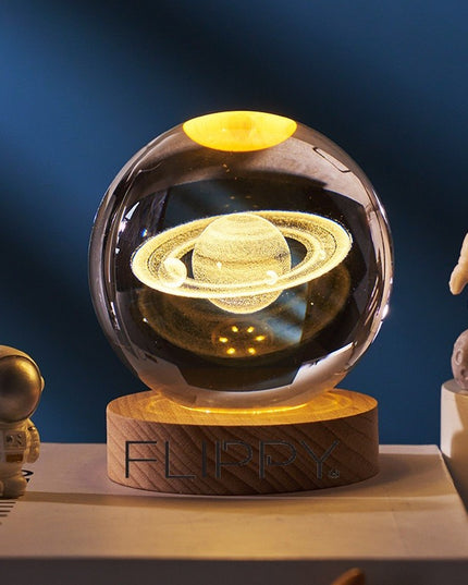 Lampa LED Decorativa, cu Bila de Cristal cu Diametru , Model Saturn 3D, Alimentare USB, Suport din Lemn, Lumina