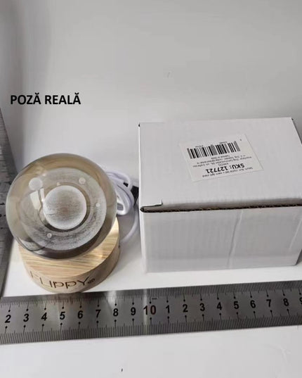 Lampa LED Decorativa, cu Bila de Cristal cu Diametru , Model Saturn 3D, Alimentare USB, Suport din Lemn, Lumina