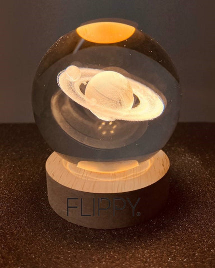 Lampa LED Decorativa, cu Bila de Cristal cu Diametru , Model Saturn 3D, Alimentare USB, Suport din Lemn, Lumina