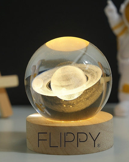 Lampa LED Decorativa, cu Bila de Cristal cu Diametru , Model Saturn 3D, Alimentare USB, Suport din Lemn, Lumina