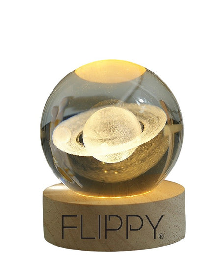 Lampa LED Decorativa, cu Bila de Cristal cu Diametru , Model Saturn 3D, Alimentare USB, Suport din Lemn, Lumina