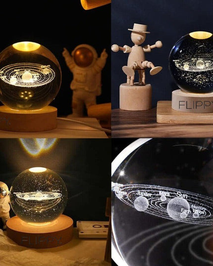 Lampa LED Decorativa, cu Bila de Cristal cu Diametru , Model Sistemul Solar 3D, Alimentare USB, Suport din Lemn, Lumina