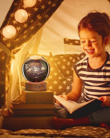 Lampa LED Decorativa, cu Bila de Cristal cu Diametru , Model Sistemul Solar 3D, Alimentare USB, Suport din Lemn, Lumina