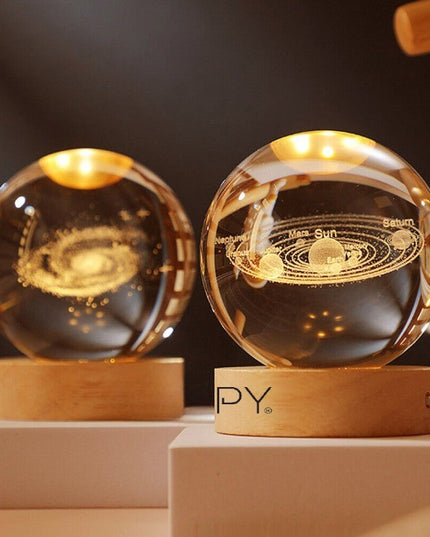 Lampa LED Decorativa, cu Bila de Cristal cu Diametru , Model Sistemul Solar 3D, Alimentare USB, Suport din Lemn, Lumina