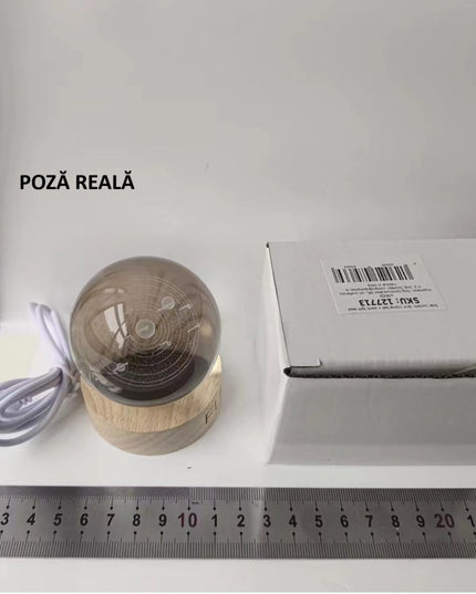 Lampa LED Decorativa, cu Bila de Cristal cu Diametru , Model Sistemul Solar 3D, Alimentare USB, Suport din Lemn, Lumina