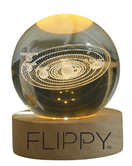 Lampa LED Decorativa, cu Bila de Cristal cu Diametru , Model Sistemul Solar 3D, Alimentare USB, Suport din Lemn, Lumina