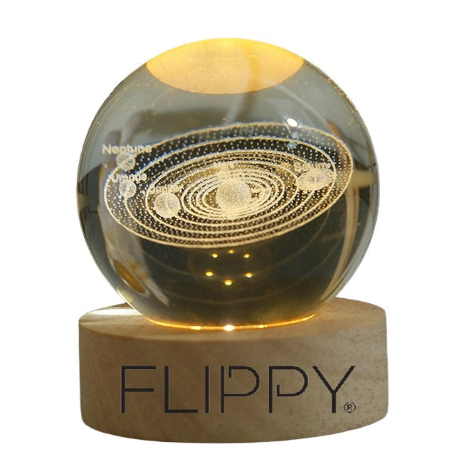 Lampa LED Decorativa, cu Bila de Cristal cu Diametru , Model Sistemul Solar 3D, Alimentare USB, Suport din Lemn, Lumina