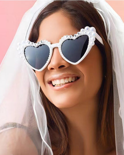 Ochelari in Forma de Inima, pentru Petrecerea Burlacitelor, Tematica Nunta, Protectie Soare, 15.3x5.7x14.5 cm, Scris Bride to Be cu Perle