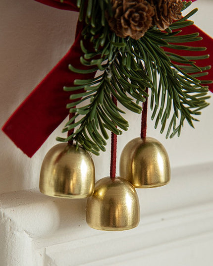 Ornament de Brad, tip Funda de Craciun cu 3 Clopotei Aurii si Conuri de Brad, Panglica Rosie de Velvet